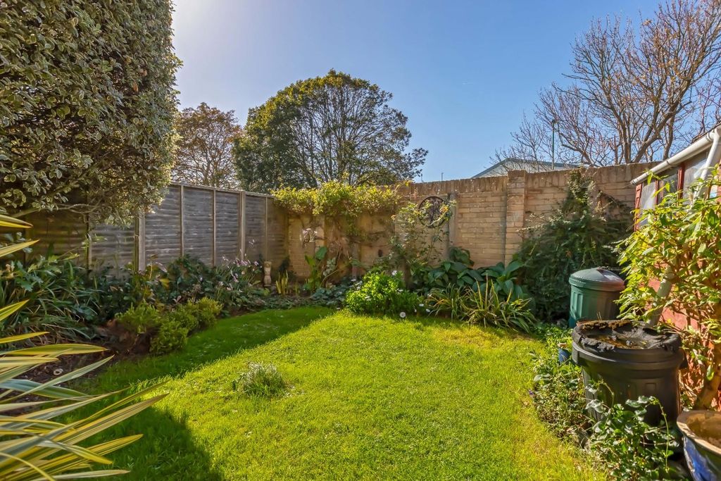 Property photo 2 of 14 Labernum Close_11.Jpg