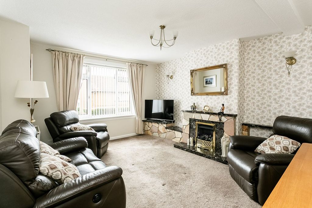 Property photo 2 of 28