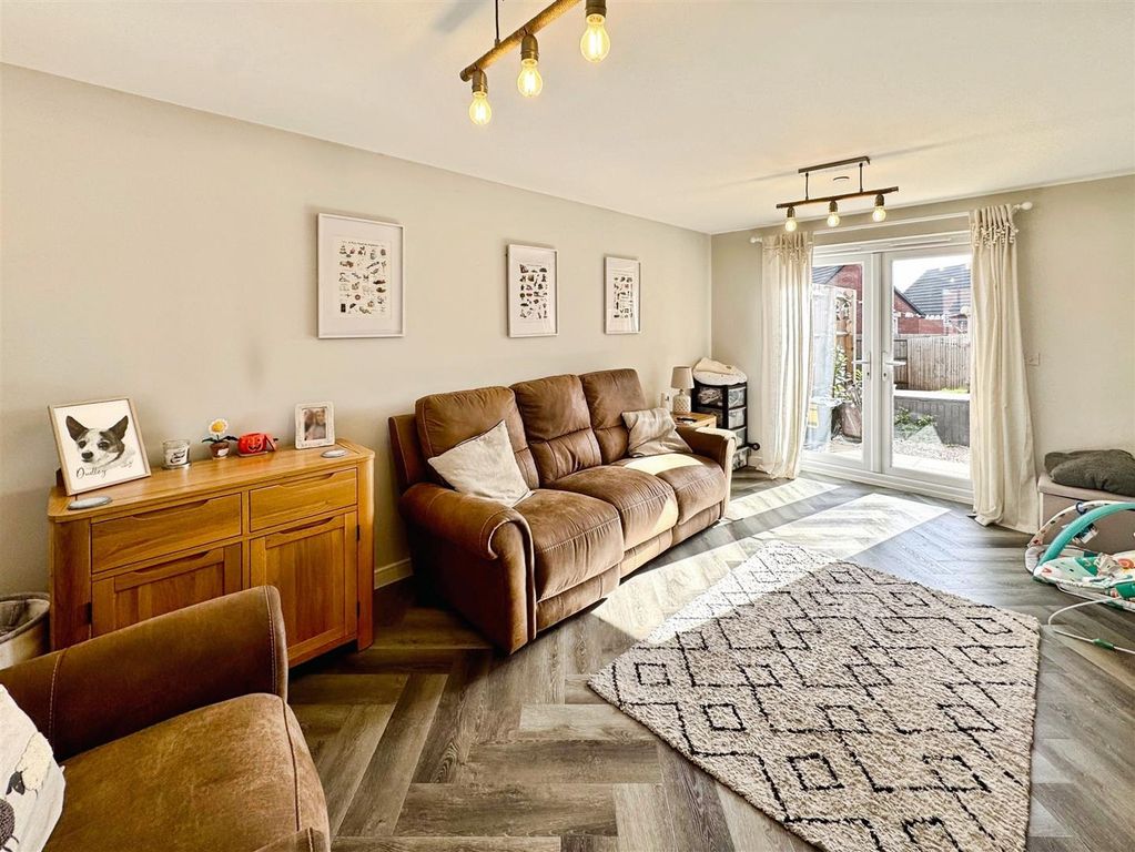 Property photo 2 of 18 Sitting Room