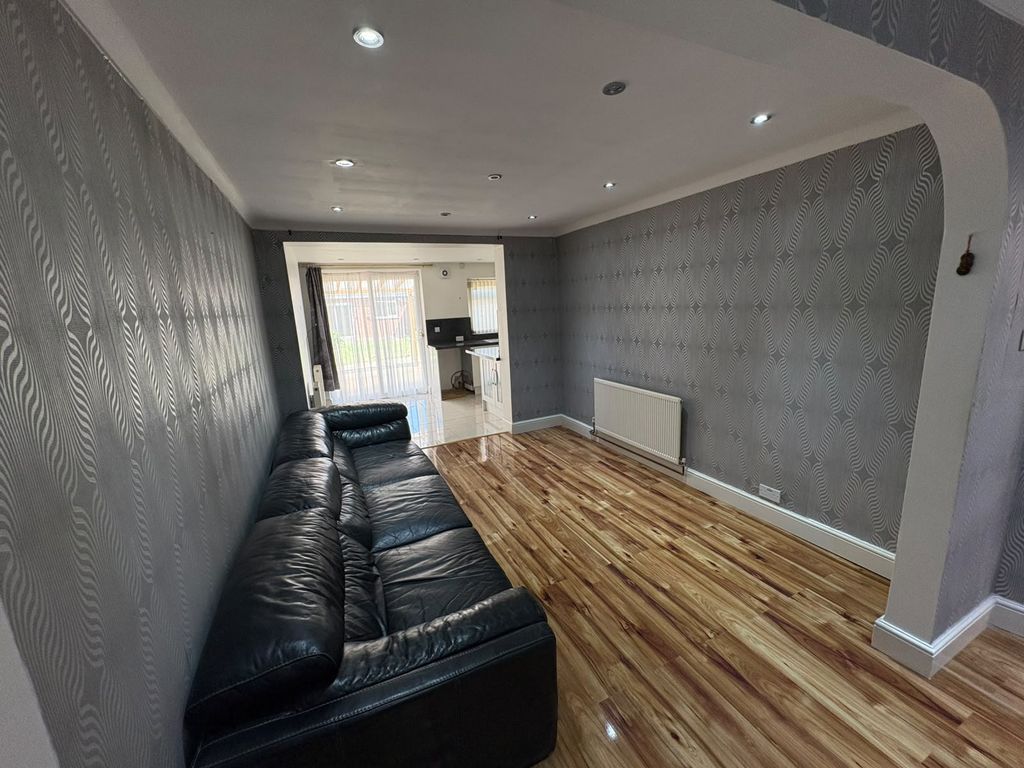 Property photo 1 of 11 4 Bed Semi-Detached House For Rent