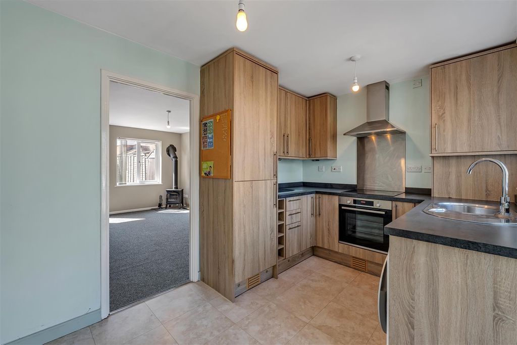Property photo 3 of 11 Kitchen