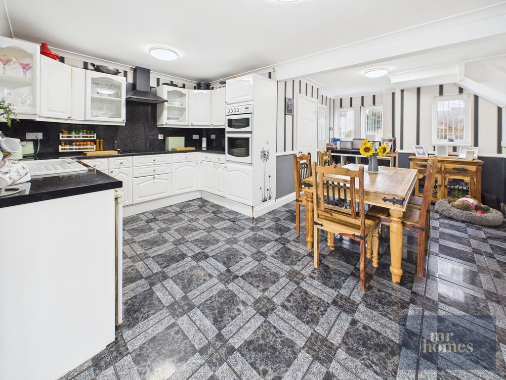 Property photo 3 of 37