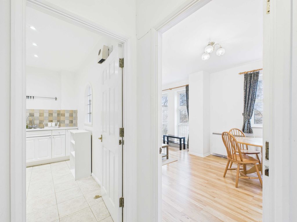 Property photo 3 of 8 Cam03741G0-Pr0135-Still007