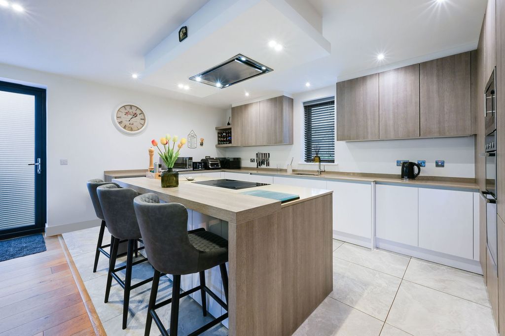 Property photo 3 of 32