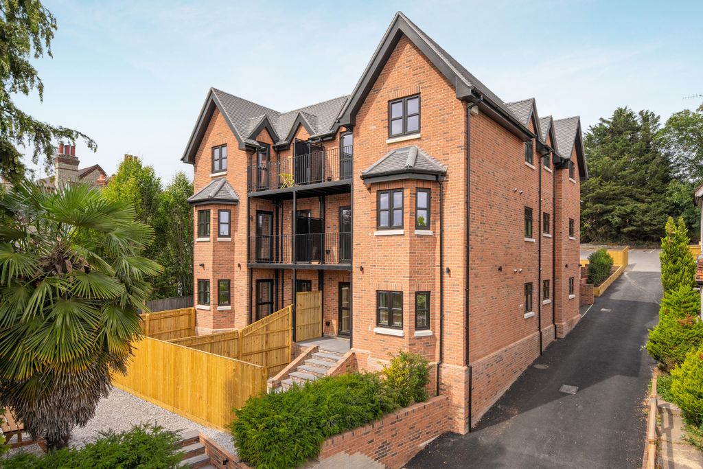 Property photo 1 of 16 London Road_July-5
