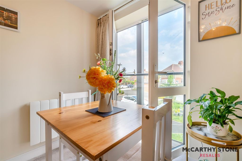 Property photo 3 of 31 Lounge