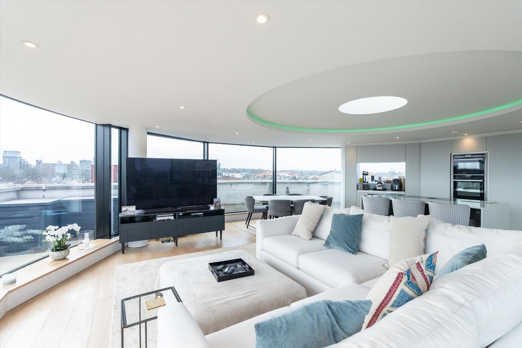 Property photo 3 of 26 Image