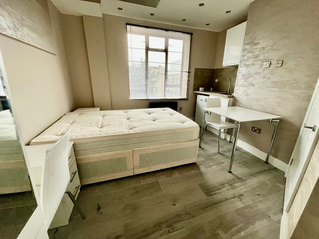 Property photo 3 of 7 Bedroom 1