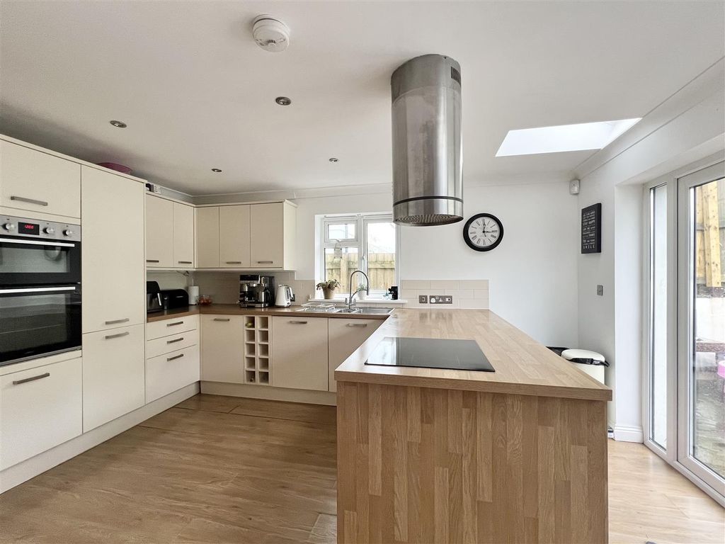 Property photo 3 of 30 Kitchen/Breakfast Room