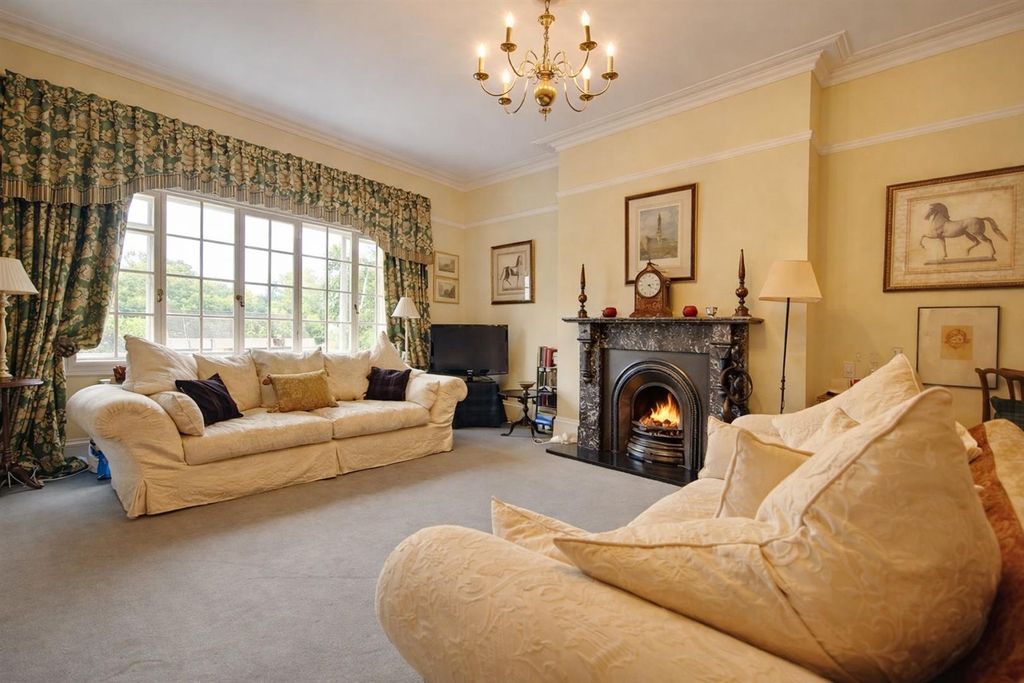 Property photo 3 of 9 Lounge