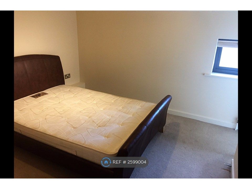 Property photo 2 of 6 Bedroom