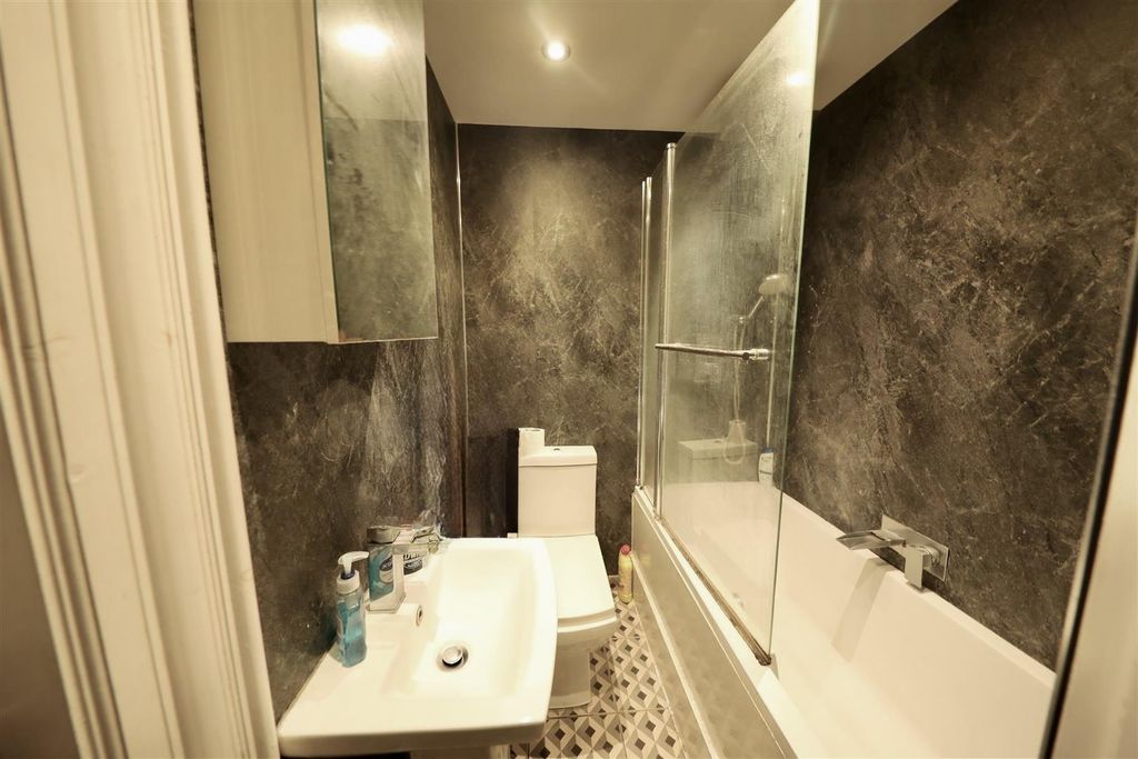 Property photo 2 of 8 Bathroom