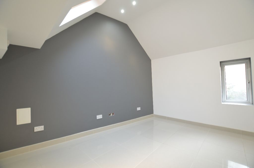 Property photo 3 of 6 Bed