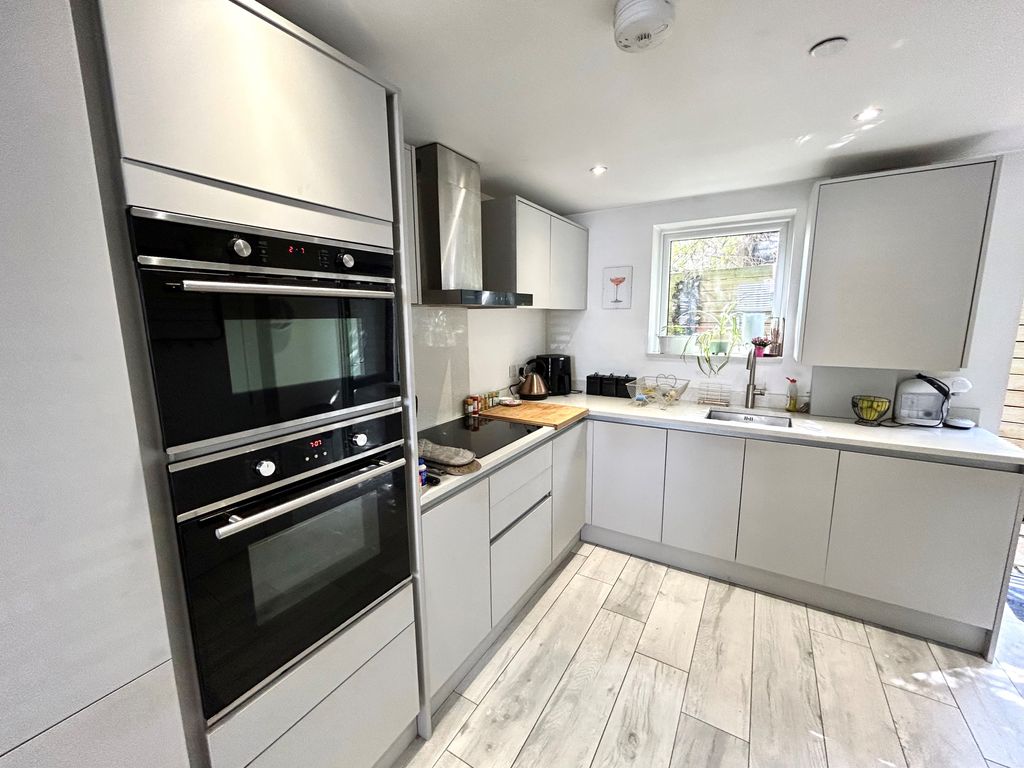 Property photo 3 of 17 Kitchen