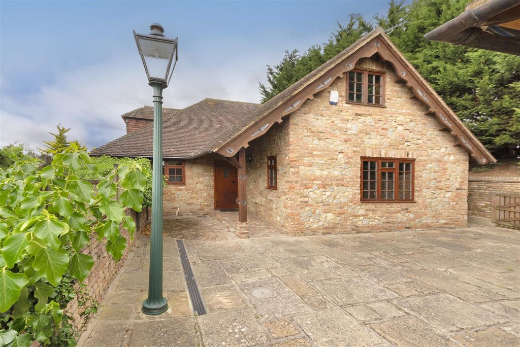 Property photo 1 of 24 01