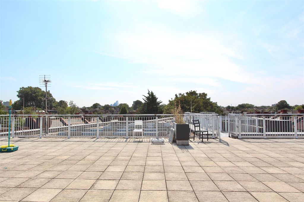 Property photo 3 of 17 Saxony Court, E5