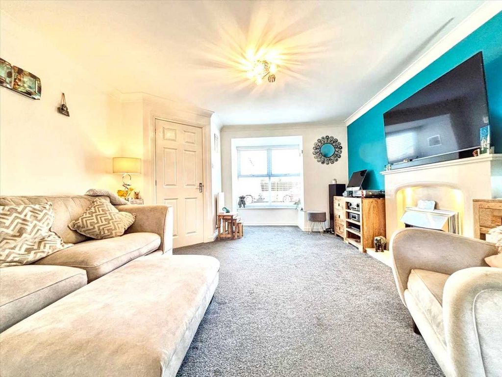 Property photo 2 of 33 Lounge