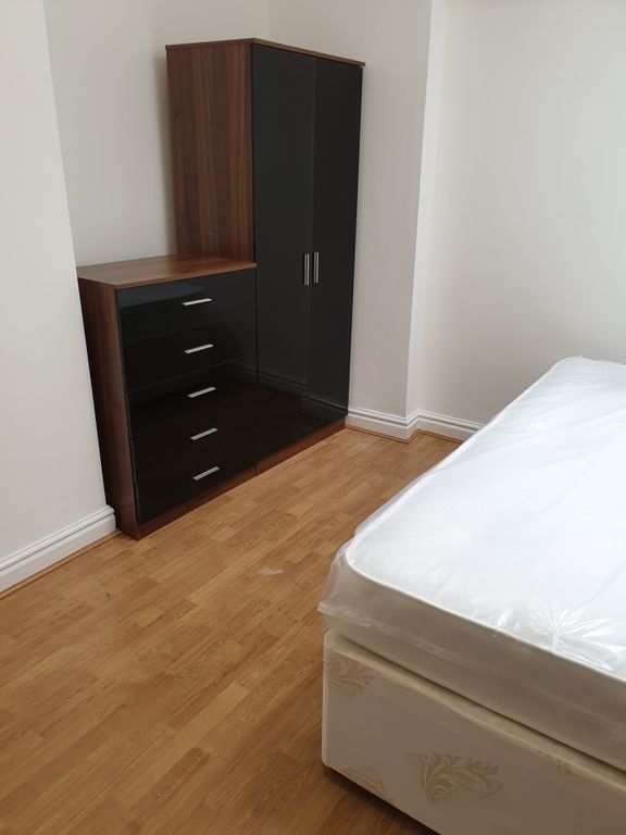 Property photo 3 of 15 A Bright And Spacious Double Bedroom Featuring A m...
