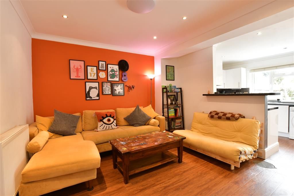 Property photo 3 of 17 Lounge