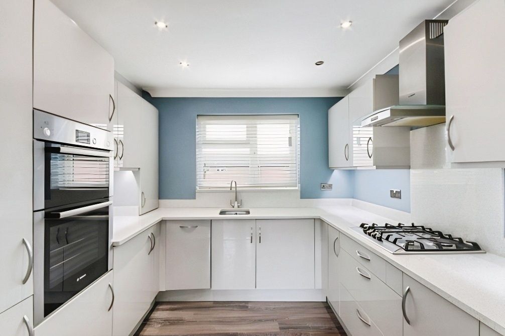 Property photo 3 of 8 Kitchen