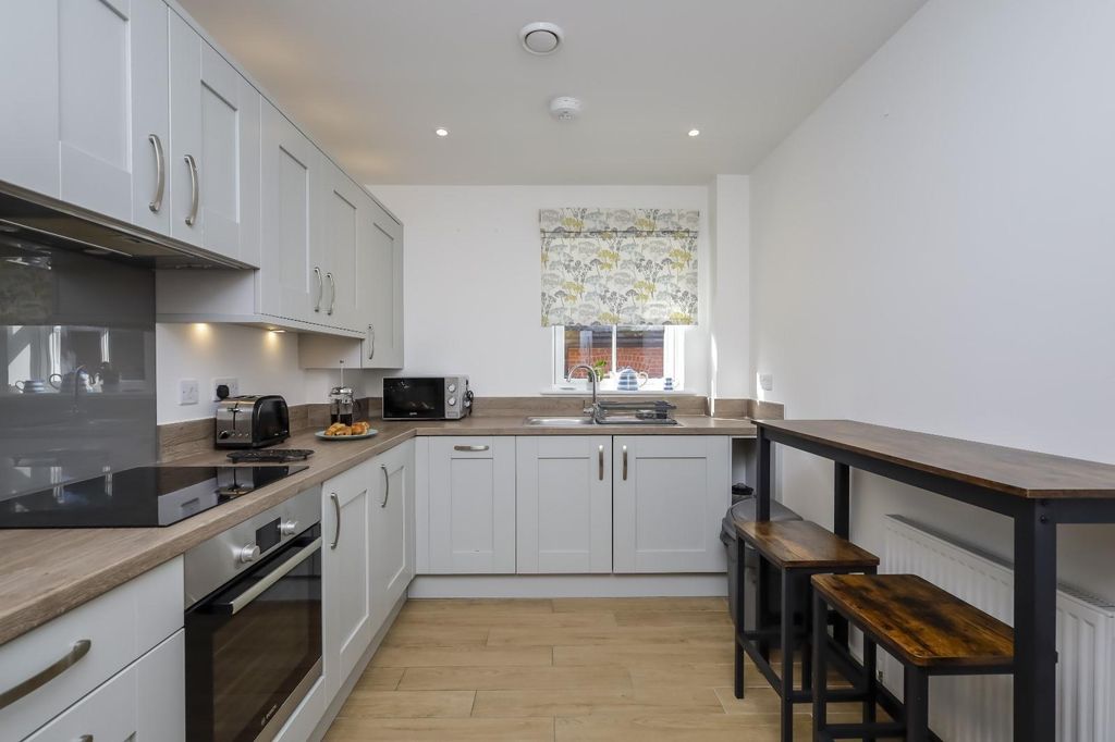 Property photo 3 of 17 Kitchen