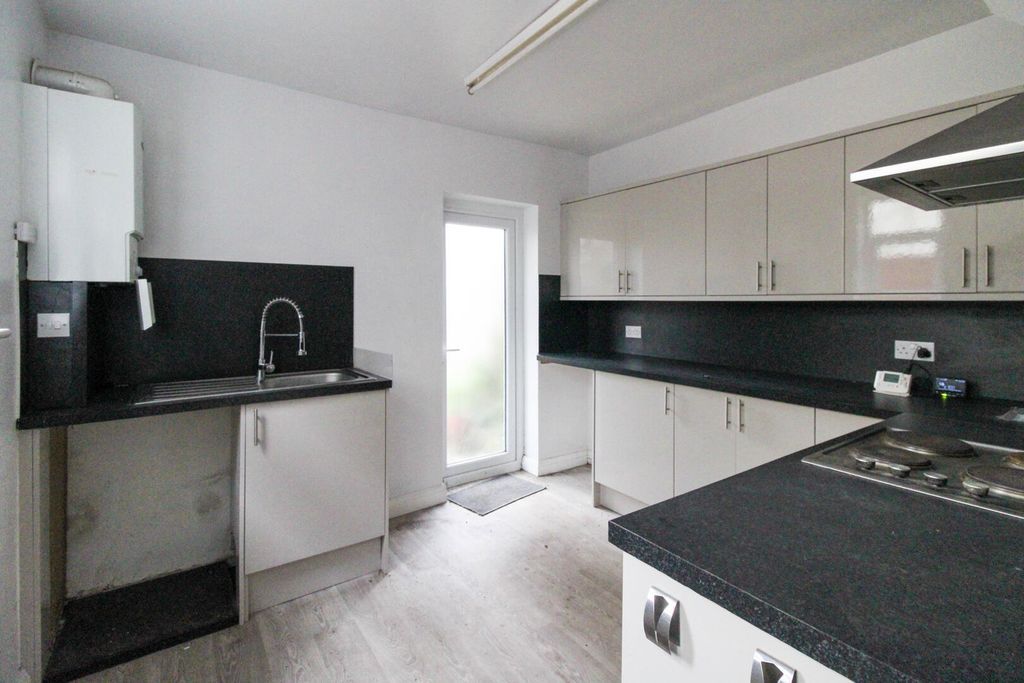 Property photo 2 of 9 Kitchen