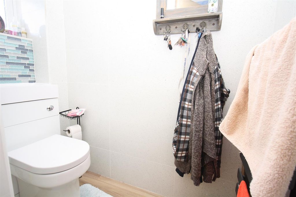 Property photo 2 of 20 Cloakroom