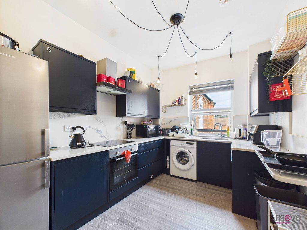 Property photo 3 of 11 Kitchen