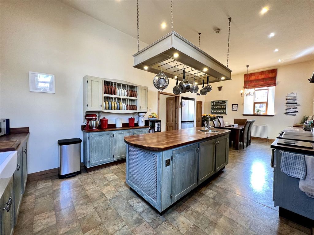 Property photo 3 of 31 Kitchen