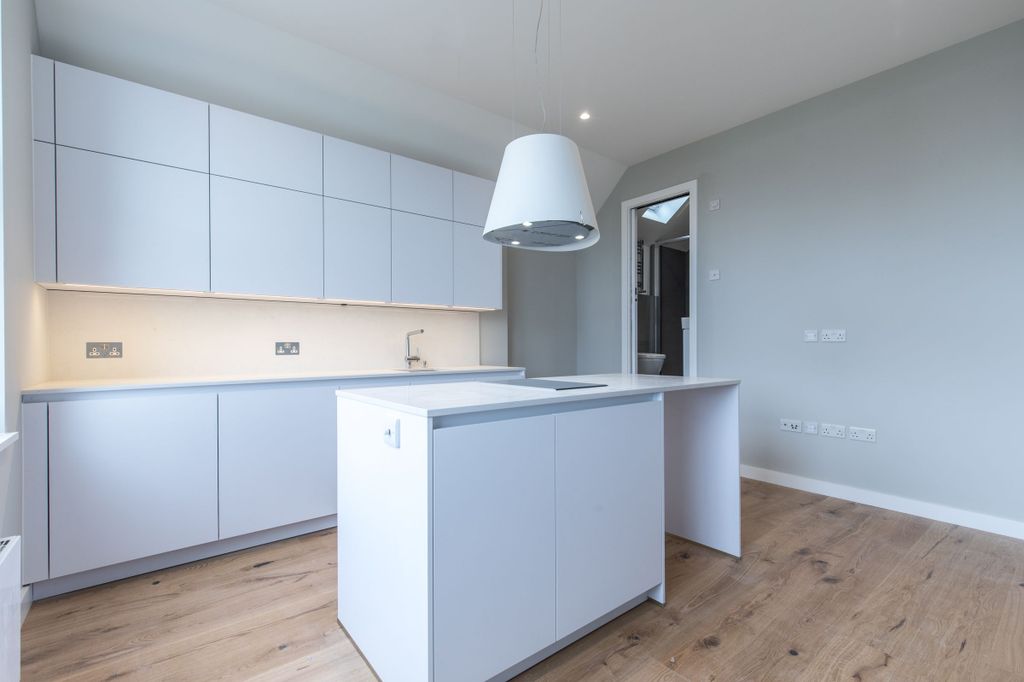 Property photo 3 of 10 Kitchen