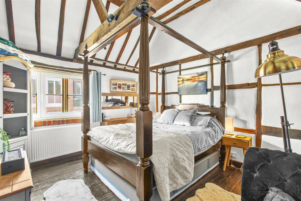 Property photo 2 of 11 Bedroom 1