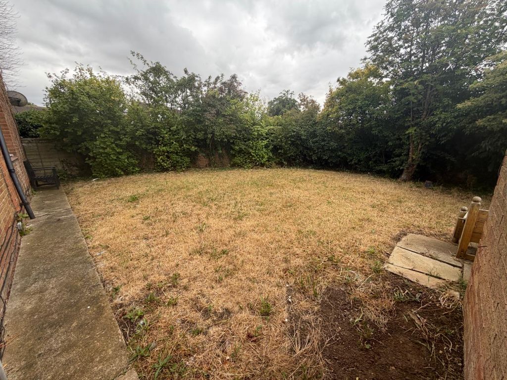 Property photo 3 of 7 Side Garden
