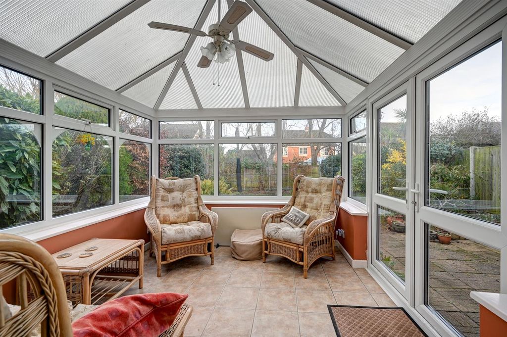 Property photo 3 of 16 Conservatory.Jpg