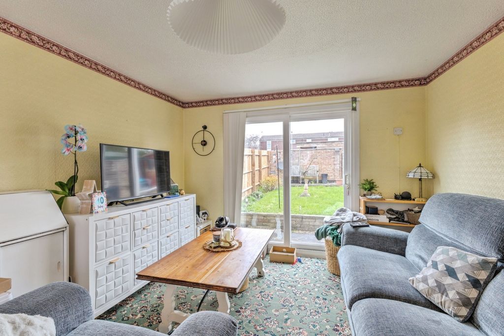 Property photo 3 of 17 Lounge