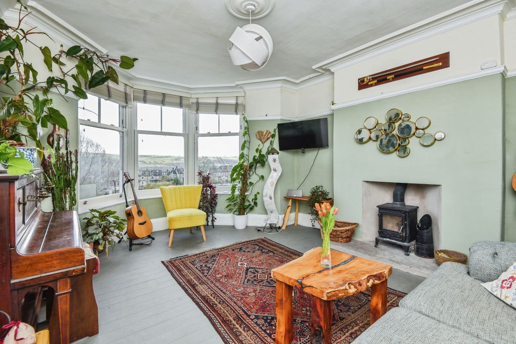 Property photo 2 of 26 32