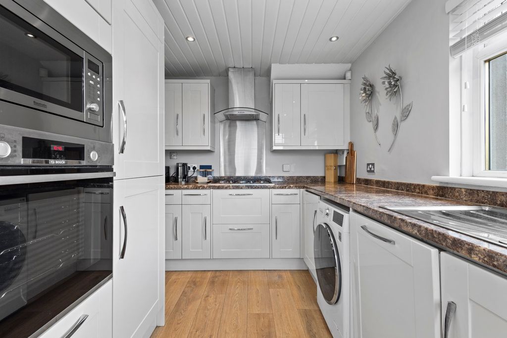 Property photo 3 of 27