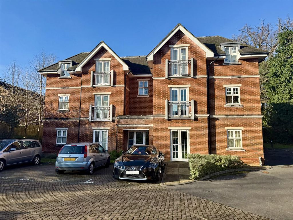 Property photo 1 of 11 Bramshott Place