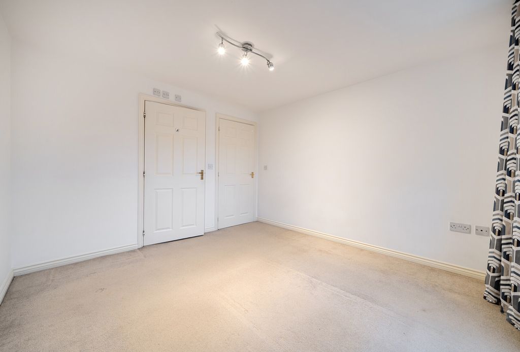 Property photo 2 of 8 1401170-6-696Eaad...
