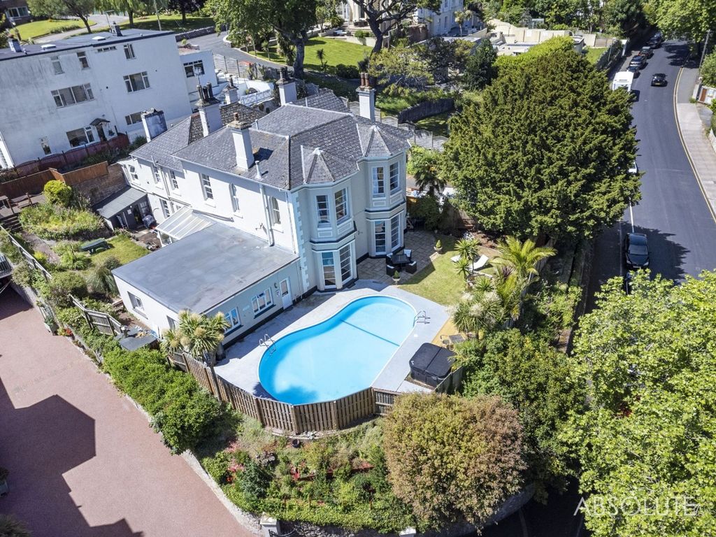 Property photo 1 of 28