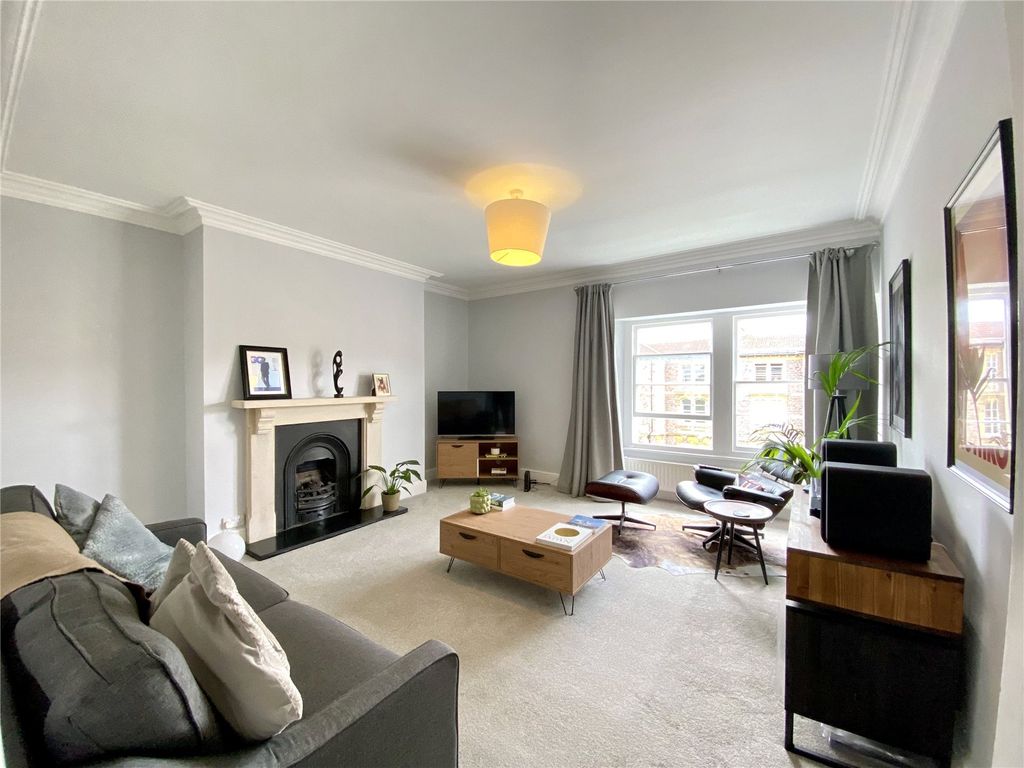 Property photo 2 of 17 Picture No. 32