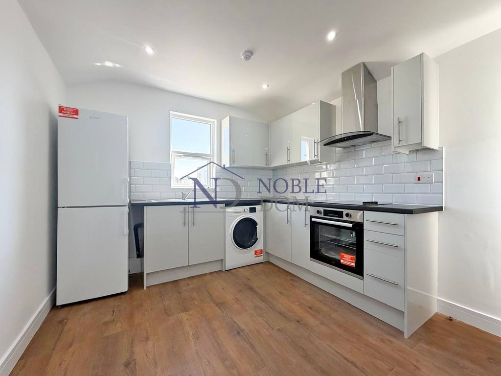 Property photo 1 of 4 First Floor Large Studio In Hounslow