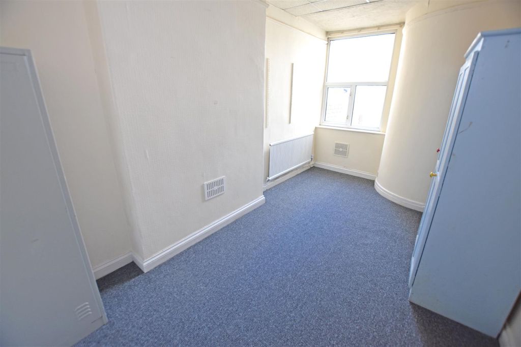 Property photo 3 of 12 Middle Room.Jpg