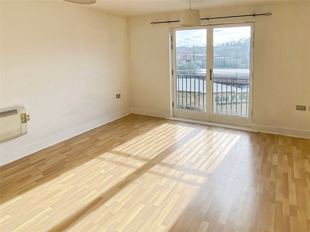 Property photo 2 of 8 Picture No. 17