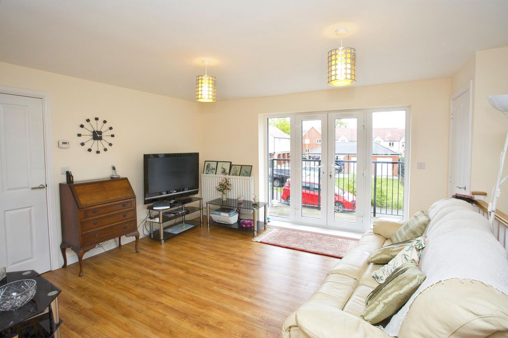 Property photo 3 of 8 Lounge