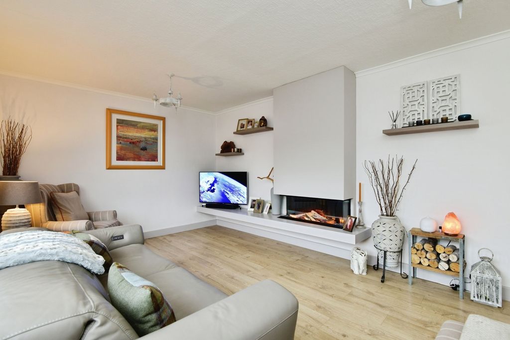 Property photo 2 of 19 Lounge