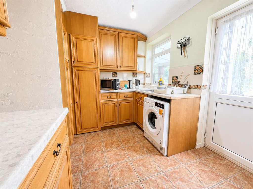 Property photo 3 of 10 Kitchen