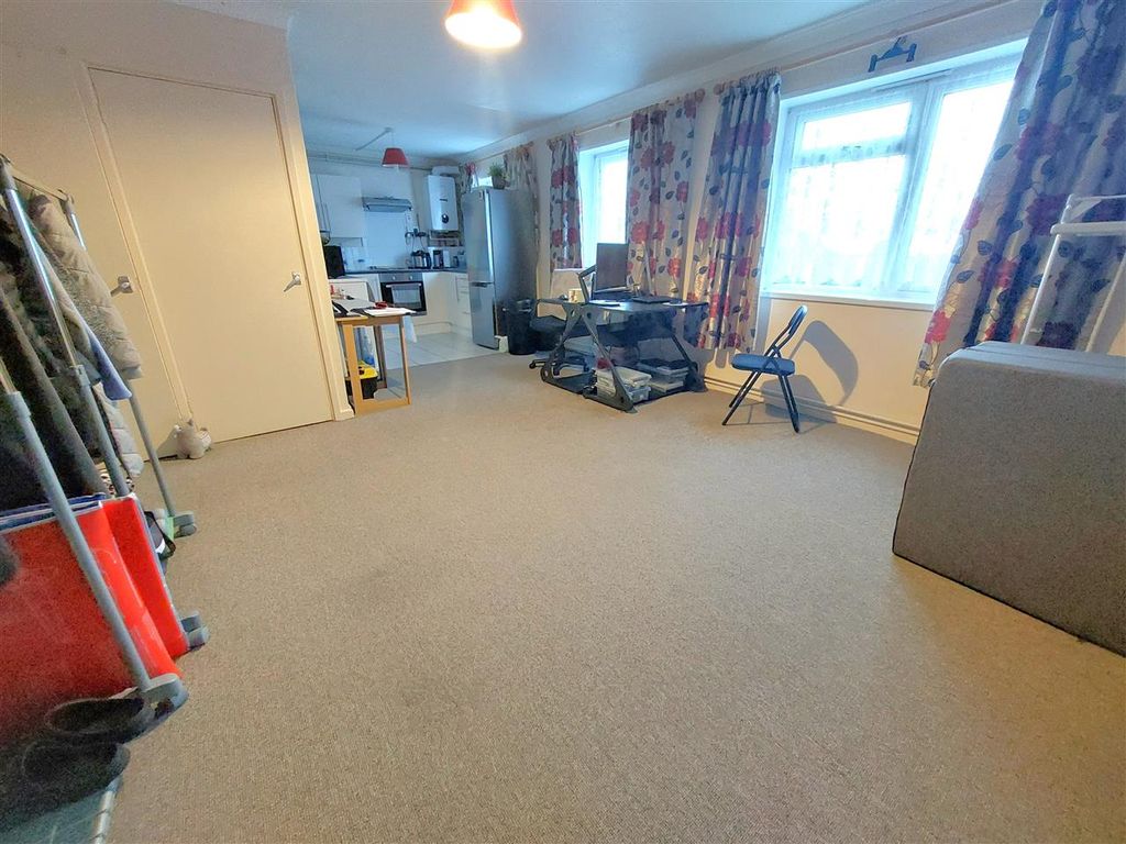 Property photo 2 of 7 Hallway