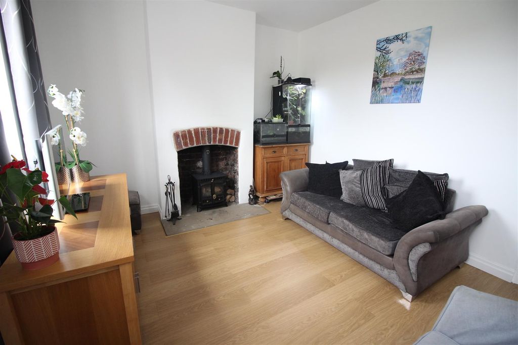 Property photo 3 of 17 Lounge