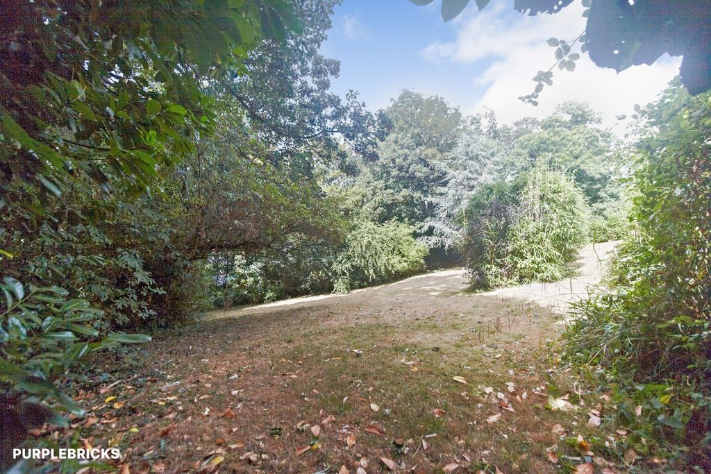 Property photo 2 of 14 Communal Gardens