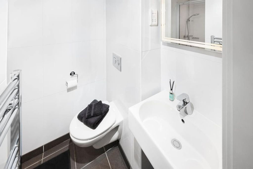Property photo 3 of 10 Bathroom